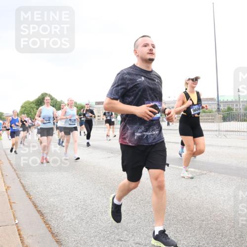 29.06.2025 - hella hamburg halbmarathon Lena Gebhardt http://msf.ph/oto/8302356 29.06.2025 10:56:26 Lombardsbrücke 15103, 17649, 17673, 122, 202, 9606, 112, 1047, 1113, 1738, 1909, 2095, 2143, 2307, 2793, 2887, 2915, 2991, 3257, 3268, 3438, 3520, 3614, 3675, 3676, 3953, 3987, 4083, 4354, 4473, 4773, 4836, 5237, 5306, 5438, 5580, 5693, 5757, 5911, 5994, 6494, 6690, 6968, 7025, 7028, 7090, 7307, 7616, 7711, 8005, 8108, 8305, 8517, 8606, 8766, 8939, 8943, 9172, 9210, 9383, 9435, 9606, 9838, 9910, 9948, 9953, 10555, 10569, 10571, 10640, 10740, 10784, 10987 meine-sportfotos.de
