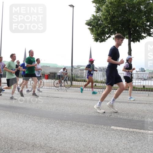 29.06.2025 - hella hamburg halbmarathon Lena Gebhardt http://msf.ph/oto/8302381 29.06.2025 10:37:11 Lombardsbrücke 1900, 10931, 0251, 1022, 1118, 1253, 1276, 1337, 1339, 1488, 1490, 1597, 1819, 1948, 1952, 1954, 2016, 2031, 2072, 2104, 2272, 2480, 2486, 2552, 3127, 3165, 3714, 3873, 3895, 4097, 4347, 4618, 4733, 4762, 4996, 5146, 5171, 5224, 5538, 5560, 5640, 5786, 5789, 5790, 5940, 6156, 6172, 6359, 6584, 6804, 7085, 7202, 7235, 7544, 7707, 7773, 7777, 7823, 8007, 8257, 8258, 8315, 8499, 8758, 8811, 8843, 8936, 8937, 9054, 9055, 9295, 9524, 9694 meine-sportfotos.de