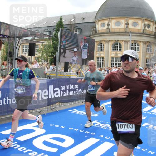 29.06.2025 - hella hamburg halbmarathon Michael Strokosch http://msf.ph/oto/8302383 29.06.2025 10:57:55 Ziel 2034, 2806, 2883, 3575, 5391, 7138, 7159, 7269, 9820, 10599, 10703, 11394, 12523, 13376, 14737, 14881, 15349, 16517, 17543, 18492 meine-sportfotos.de