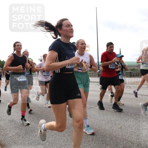 29.06.2025 - hella hamburg halbmarathon Lena Gebhardt http://msf.ph/oto/8302437 29.06.2025 10:21:55 Lombardsbrücke 1958, 250, 18439, 1191, 2353, 1142, 9635, 2841, 43, 1003, 1072, 1158, 1191, 1250, 1294, 1401, 1668, 1958, 1963, 2009, 2063, 2172, 2315, 2353, 2514, 2529, 2744, 3050, 3172, 3458, 3606, 3768, 3770, 3825, 3826, 3995, 4046, 4289, 4366, 4375, 4376, 4697, 4786, 5122, 5412, 5641, 5759, 5957, 6086, 6103, 6475, 6676, 6805, 6881, 6977, 7075, 7162, 7612, 7672, 8286, 8431, 8715, 8860, 8896, 8954, 8959, 9002, 9062, 9369, 9483, 9499, 9532, 10374, 10874 meine-sportfotos.de