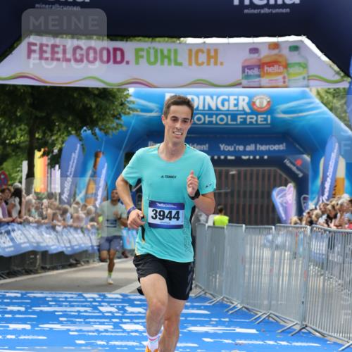 29.06.2025 - hella hamburg halbmarathon Strokosch-Dieckow http://msf.ph/oto/8302453 29.06.2025 10:16:30 Ziel 3944, 11864 meine-sportfotos.de