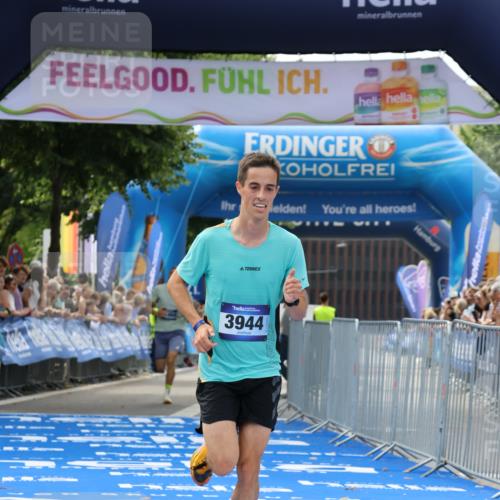 29.06.2025 - hella hamburg halbmarathon Strokosch-Dieckow http://msf.ph/oto/8302522 29.06.2025 10:16:30 Ziel 3944, 11864 meine-sportfotos.de
