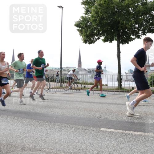 29.06.2025 - hella hamburg halbmarathon Lena Gebhardt http://msf.ph/oto/8302527 29.06.2025 10:37:12 Lombardsbrücke 1900, 10931, 8257, 8258, 1022, 1118, 1253, 1276, 1337, 1339, 1488, 1490, 1597, 1819, 1952, 1954, 2016, 2031, 2072, 2104, 2272, 2480, 2486, 2552, 3127, 3165, 3714, 3873, 3895, 4097, 4347, 4618, 4733, 4762, 4996, 5146, 5171, 5186, 5224, 5538, 5560, 5640, 5786, 5789, 5790, 5940, 6156, 6172, 6359, 6584, 6804, 7085, 7202, 7235, 7544, 7707, 7773, 7777, 7823, 8007, 8257, 8258, 8315, 8499, 8758, 8811, 8843, 8936, 8937, 9054, 9055, 9295, 9524, 9694 meine-sportfotos.de
