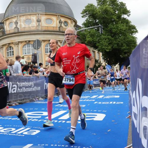 29.06.2025 - hella hamburg halbmarathon Strokosch-Dieckow http://msf.ph/oto/8302557 29.06.2025 10:54:11 Ziel 1410, 3103, 3177, 3208, 3209, 3861, 3898, 5638, 6082, 6084, 6294, 6443, 6581, 7274, 8223, 8390, 9791, 11430, 12213, 13033, 13397, 13794, 13803, 15169, 15524, 16527, 16574, 16750, 16780, 16871, 17087 meine-sportfotos.de