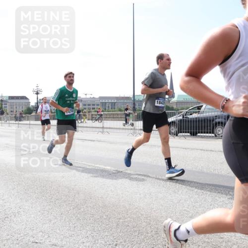 29.06.2025 - hella hamburg halbmarathon Lena Gebhardt http://msf.ph/oto/8302591 29.06.2025 10:12:13 Lombardsbrücke 1062, 1790, 1850, 2661, 2964, 3262, 3363, 3746, 4453, 4499, 5166, 5176, 5379, 5597, 5598, 6822, 6871, 6966, 7474, 9191, 9253, 9254, 9405, 9428, 9705, 10042, 10409, 10581, 10685, 11507, 11509, 11525, 11537, 11581, 11917, 12473, 13171, 13542, 13958, 14060, 14196, 14313, 14384, 14863, 14868, 15137, 16379, 16976, 17638, 17774, 18261, 18395, 18429, 18655 meine-sportfotos.de