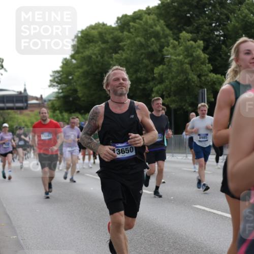 29.06.2025 - hella hamburg halbmarathon Jannik Wohlers http://msf.ph/oto/8302665 29.06.2025 10:37:25 Lombardsbrücke 1475, 1578, 1799, 1985, 2199, 2853, 3230, 3246, 5139, 5522, 5875, 6243, 6362, 6697, 7244, 7321, 7350, 7696, 8985, 9247, 9288, 9895, 10159, 10506, 10836, 11087, 11164, 11456, 11457, 11543, 11882, 12242, 12254, 12472, 12824, 13650, 14018, 15002, 15418, 15511, 16211, 16360, 17389, 17793, 17798, 18317, 18319 meine-sportfotos.de