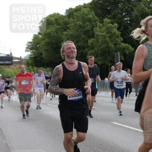 29.06.2025 - hella hamburg halbmarathon Jannik Wohlers http://msf.ph/oto/8302676 29.06.2025 10:37:25 Lombardsbrücke 1475, 1578, 1799, 1985, 2199, 2853, 3230, 3246, 5139, 5522, 5875, 6243, 6362, 6697, 7244, 7321, 7350, 7696, 8985, 9247, 9288, 9895, 10159, 10506, 10836, 11087, 11164, 11456, 11457, 11543, 11882, 12242, 12254, 12472, 12824, 13650, 14018, 15002, 15418, 15511, 16211, 16360, 17389, 17793, 17798, 18317, 18319 meine-sportfotos.de