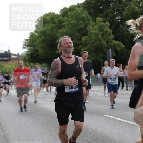 29.06.2025 - hella hamburg halbmarathon Jannik Wohlers http://msf.ph/oto/8302726 29.06.2025 10:37:25 Lombardsbrücke 1475, 1578, 1799, 1985, 2199, 2853, 3230, 3246, 5139, 5522, 5875, 6243, 6362, 6697, 7244, 7321, 7350, 7696, 8985, 9247, 9288, 9895, 10159, 10506, 10836, 11087, 11164, 11456, 11457, 11543, 11882, 12242, 12254, 12472, 12824, 13650, 14018, 15002, 15418, 15511, 16211, 16360, 17389, 17793, 17798, 18317, 18319 meine-sportfotos.de