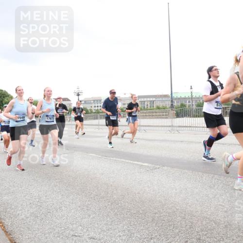 29.06.2025 - hella hamburg halbmarathon Lena Gebhardt http://msf.ph/oto/8302761 29.06.2025 10:56:26 Lombardsbrücke 15103, 18798, 7649, 17673, 1229, 9953, 5751, 960, 1047, 1113, 1738, 1909, 2095, 2143, 2307, 2793, 2887, 2915, 2991, 3257, 3268, 3438, 3520, 3614, 3675, 3676, 3953, 3987, 4083, 4354, 4473, 4773, 4836, 5237, 5306, 5438, 5580, 5693, 5757, 5911, 5994, 6494, 6690, 6968, 7025, 7028, 7090, 7307, 7616, 7711, 8005, 8108, 8305, 8517, 8606, 8766, 8939, 8943, 9172, 9210, 9383, 9435, 9606, 9838, 9910, 9948, 9953, 10555, 10569, 10571, 10640, 10740, 10784, 10987 meine-sportfotos.de