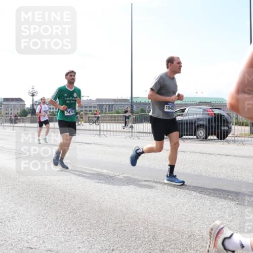 29.06.2025 - hella hamburg halbmarathon Lena Gebhardt http://msf.ph/oto/8302767 29.06.2025 10:12:13 Lombardsbrücke 1062, 1790, 1850, 2661, 2964, 3262, 3363, 3746, 4453, 4499, 5166, 5176, 5379, 5597, 5598, 6822, 6871, 6966, 7474, 9191, 9253, 9254, 9405, 9428, 9705, 10042, 10409, 10581, 10685, 11507, 11509, 11525, 11537, 11581, 11917, 12473, 13171, 13542, 13958, 14060, 14196, 14313, 14384, 14863, 14868, 15137, 16379, 16976, 17638, 17774, 18261, 18395, 18429, 18655 meine-sportfotos.de