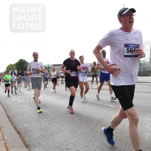 29.06.2025 - hella hamburg halbmarathon Lena Gebhardt http://msf.ph/oto/8303033 29.06.2025 10:37:13 Lombardsbrücke 2031, 617, 11246, 13970, 564, 1022, 1118, 1253, 1276, 1337, 1339, 1488, 1490, 1597, 1819, 1952, 1954, 2016, 2031, 2072, 2104, 2272, 2480, 2486, 2552, 2640, 3127, 3165, 3714, 3873, 3895, 4097, 4347, 4618, 4733, 4762, 4996, 5146, 5171, 5186, 5224, 5538, 5560, 5640, 5786, 5789, 5790, 5940, 6172, 6359, 6584, 6804, 6821, 7085, 7202, 7235, 7544, 7707, 7773, 7777, 7823, 8007, 8257, 8258, 8315, 8499, 8758, 8811, 8843, 8936, 8937, 9054, 9055, 9295, 9524 meine-sportfotos.de
