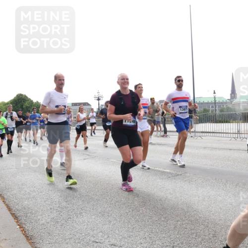 29.06.2025 - hella hamburg halbmarathon Lena Gebhardt http://msf.ph/oto/8303078 29.06.2025 10:37:13 Lombardsbrücke 2104, 2031, 46, 13971, 56, 1022, 1118, 1253, 1276, 1337, 1339, 1488, 1490, 1597, 1819, 1952, 1954, 2016, 2031, 2072, 2104, 2272, 2480, 2486, 2552, 2640, 3127, 3165, 3714, 3873, 3895, 4097, 4347, 4618, 4733, 4762, 4996, 5146, 5171, 5186, 5224, 5538, 5560, 5640, 5786, 5789, 5790, 5940, 6172, 6359, 6584, 6804, 6821, 7085, 7202, 7235, 7544, 7707, 7773, 7777, 7823, 8007, 8257, 8258, 8315, 8499, 8758, 8811, 8843, 8936, 8937, 9054, 9055, 9295, 9524 meine-sportfotos.de
