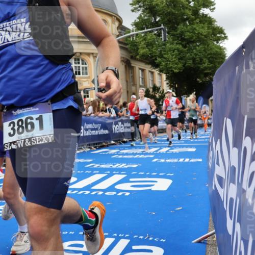 29.06.2025 - hella hamburg halbmarathon Strokosch-Dieckow http://msf.ph/oto/8303104 29.06.2025 10:54:17 Ziel 1267, 1442, 3103, 3177, 3426, 3861, 3898, 4635, 6082, 6084, 6443, 6511, 6512, 7274, 8223, 8772, 11430, 12213, 12362, 13033, 13289, 13803, 15169, 15524, 15946, 16327, 16527, 16574, 16750, 16780, 16879, 17087, 17698, 18268 meine-sportfotos.de
