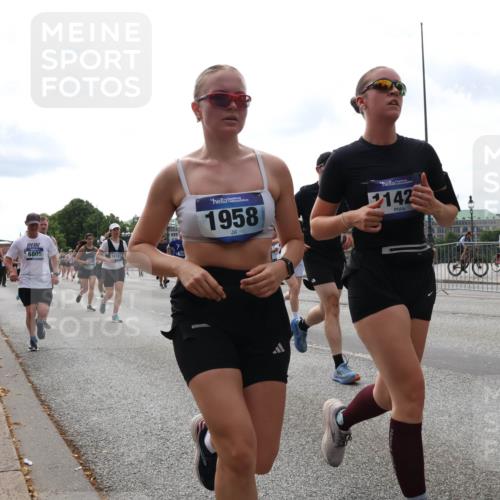 29.06.2025 - hella hamburg halbmarathon Lena Gebhardt http://msf.ph/oto/8303159 29.06.2025 10:21:57 Lombardsbrücke 6805, 1958, 142, 1003, 1072, 1158, 1191, 1250, 1294, 1419, 1668, 1958, 1963, 2009, 2063, 2172, 2315, 2353, 2514, 2529, 2744, 3050, 3172, 3458, 3606, 3768, 3770, 3825, 3826, 3995, 4046, 4289, 4366, 4375, 4376, 4697, 5122, 5412, 5641, 5759, 5957, 6086, 6103, 6475, 6676, 6805, 6881, 6977, 7075, 7162, 7612, 7672, 8286, 8431, 8715, 8860, 8884, 8896, 8954, 8959, 9002, 9062, 9369, 9483, 9499, 9532, 10374, 10874 meine-sportfotos.de