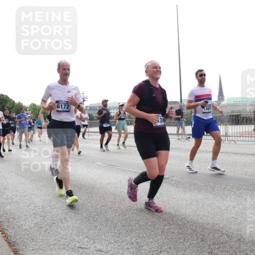 29.06.2025 - hella hamburg halbmarathon Lena Gebhardt http://msf.ph/oto/8303167 29.06.2025 10:37:14 Lombardsbrücke 2104, 2031, 4733, 6172, 246, 13971, 1022, 1118, 1253, 1276, 1337, 1339, 1488, 1490, 1597, 1819, 1952, 1954, 2016, 2031, 2072, 2104, 2272, 2480, 2486, 2552, 2640, 3127, 3165, 3714, 3873, 3895, 4097, 4347, 4733, 4762, 4996, 5146, 5171, 5186, 5224, 5538, 5560, 5640, 5786, 5789, 5790, 5940, 6172, 6359, 6584, 6804, 6821, 6955, 7085, 7202, 7235, 7544, 7707, 7773, 7777, 7823, 8007, 8257, 8258, 8315, 8499, 8758, 8811, 8843, 8936, 8937, 9054, 9055, 9295, 9524 meine-sportfotos.de