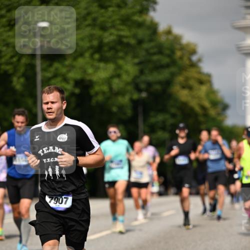 29.06.2025 - hella hamburg halbmarathon Dr. Thomas Lammeyer http://msf.ph/oto/8303318 29.06.2025 10:16:29 Kennedybrücke 1249, 1610, 1785, 1850, 1851, 2963, 2964, 3182, 3248, 3262, 3363, 4453, 4532, 5150, 5166, 5176, 6822, 6871, 7014, 7907, 8917, 8971, 9428, 9705, 10067, 10402, 10409, 10685, 11025 meine-sportfotos.de