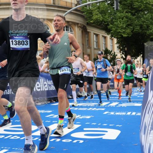29.06.2025 - hella hamburg halbmarathon Strokosch-Dieckow http://msf.ph/oto/8303349 29.06.2025 10:54:20 Ziel 1267, 1442, 3103, 3177, 3426, 3861, 4635, 4868, 6082, 6084, 6511, 6512, 7129, 7274, 8223, 8772, 11009, 11430, 12321, 12362, 13033, 13289, 13803, 15946, 16327, 16527, 16574, 16750, 16879, 17087, 17698, 18268, 19067 meine-sportfotos.de