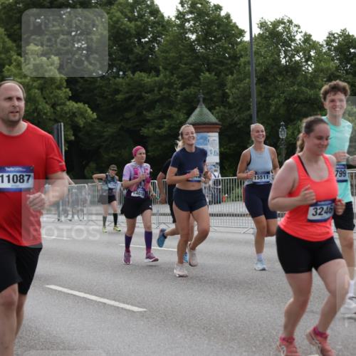 29.06.2025 - hella hamburg halbmarathon Jannik Wohlers http://msf.ph/oto/8303495 29.06.2025 10:37:28 Lombardsbrücke 1475, 1578, 1799, 1985, 2853, 3230, 3246, 3880, 5139, 5522, 5875, 6243, 6362, 6697, 7244, 7321, 7350, 7696, 8985, 9247, 9288, 9895, 10025, 10159, 10836, 11087, 11152, 11164, 11421, 11456, 11457, 11479, 11543, 11882, 12242, 12254, 13650, 14018, 15002, 15329, 15418, 15511, 16211, 16220, 16360, 17389, 17793, 17798, 18317, 18319, 18572, 18937 meine-sportfotos.de