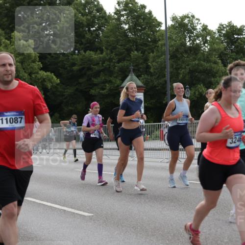 29.06.2025 - hella hamburg halbmarathon Jannik Wohlers http://msf.ph/oto/8303528 29.06.2025 10:37:28 Lombardsbrücke 1475, 1578, 1799, 1985, 2853, 3230, 3246, 3880, 5139, 5522, 5875, 6243, 6362, 6697, 7244, 7321, 7350, 7696, 8985, 9247, 9288, 9895, 10025, 10159, 10836, 11087, 11152, 11164, 11421, 11456, 11457, 11479, 11543, 11882, 12242, 12254, 13650, 14018, 15002, 15329, 15418, 15511, 16211, 16220, 16360, 17389, 17793, 17798, 18317, 18319, 18572, 18937 meine-sportfotos.de