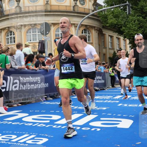 29.06.2025 - hella hamburg halbmarathon Strokosch-Dieckow http://msf.ph/oto/8303858 29.06.2025 10:54:25 Ziel 1267, 1442, 2474, 3426, 3794, 4635, 4868, 6511, 6512, 7129, 8772, 8798, 11009, 11797, 11799, 12321, 12362, 12607, 13289, 15146, 15946, 16327, 16574, 16750, 16879, 17698, 18268, 19067 meine-sportfotos.de