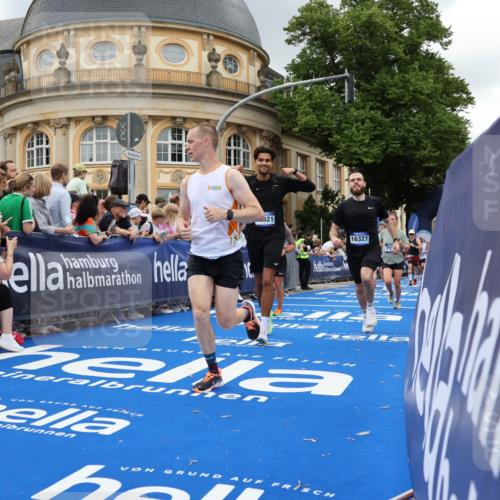 29.06.2025 - hella hamburg halbmarathon Strokosch-Dieckow http://msf.ph/oto/8304020 29.06.2025 10:54:27 Ziel 1267, 1442, 2474, 3426, 3794, 4635, 4868, 5259, 6511, 6512, 7129, 8772, 8798, 11009, 11797, 11799, 12321, 12362, 12607, 13289, 15146, 15946, 16327, 17698, 18268, 19067 meine-sportfotos.de