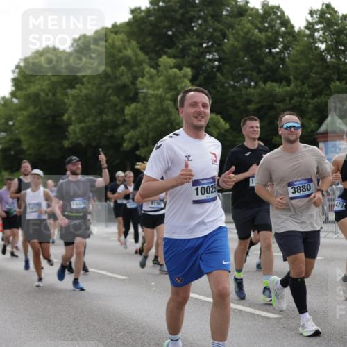 29.06.2025 - hella hamburg halbmarathon Jannik Wohlers http://msf.ph/oto/8304240 29.06.2025 10:37:36 Lombardsbrücke 1394, 1578, 1799, 1901, 1985, 2786, 3246, 3880, 4414, 4921, 5139, 5713, 6199, 6362, 6697, 7118, 7244, 7552, 7629, 7696, 8198, 8199, 8539, 8615, 8696, 8985, 9350, 9391, 10025, 10836, 11087, 11152, 11164, 11421, 11456, 11457, 11479, 11543, 12573, 12892, 12997, 13103, 13442, 13650, 14018, 14163, 15002, 15329, 15418, 15511, 15562, 15762, 16211, 16220, 16360, 17053, 17389, 18572, 18592, 18937 meine-sportfotos.de