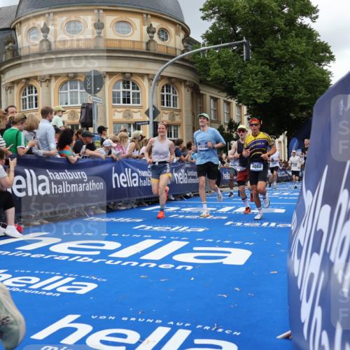 29.06.2025 - hella hamburg halbmarathon Strokosch-Dieckow http://msf.ph/oto/8304262 29.06.2025 10:54:30 Ziel 2474, 3426, 3794, 4635, 4868, 5259, 7129, 8798, 9012, 10040, 10368, 10376, 11009, 11797, 11799, 12321, 12362, 12607, 15146, 16327, 19067 meine-sportfotos.de