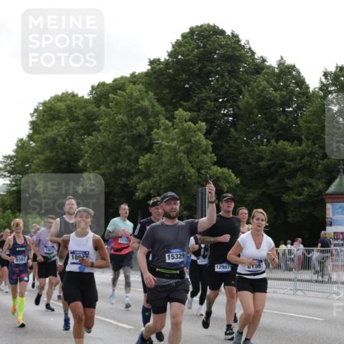 29.06.2025 - hella hamburg halbmarathon Jannik Wohlers http://msf.ph/oto/8304403 29.06.2025 10:37:38 Lombardsbrücke 1196, 1394, 1578, 1799, 1901, 1966, 1985, 2786, 3246, 3880, 4414, 4921, 5139, 5713, 6199, 6362, 6697, 7118, 7165, 7244, 7552, 7629, 7696, 7914, 8198, 8199, 8539, 8615, 8696, 8985, 9350, 9391, 10025, 10836, 11087, 11152, 11164, 11421, 11456, 11457, 11479, 11543, 12573, 12892, 12997, 13103, 13442, 14018, 14163, 15002, 15329, 15355, 15418, 15511, 15562, 15762, 16211, 16220, 16360, 16658, 16876, 17053, 17389, 18572, 18592, 18937 meine-sportfotos.de