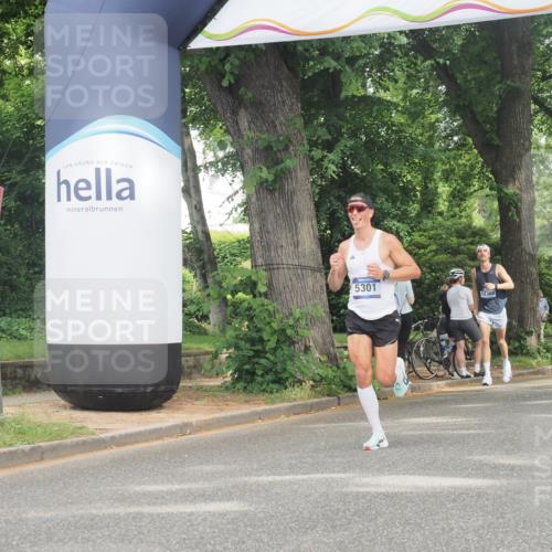 29.06.2025 - hella hamburg halbmarathon KatJ http://msf.ph/oto/8304471 29.06.2025 10:14:20 Zwischen KM18-KM19 5301 meine-sportfotos.de