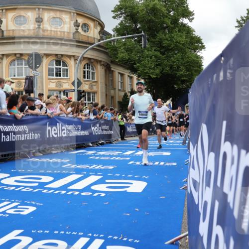 29.06.2025 - hella hamburg halbmarathon Strokosch-Dieckow http://msf.ph/oto/8304533 29.06.2025 10:54:36 Ziel 1125, 1496, 2474, 2561, 3310, 3794, 5259, 7478, 8449, 8798, 9012, 10040, 10368, 10376, 12489, 12607, 13147, 14239, 15146, 15389, 15408, 15584, 17231, 17765, 19000 meine-sportfotos.de