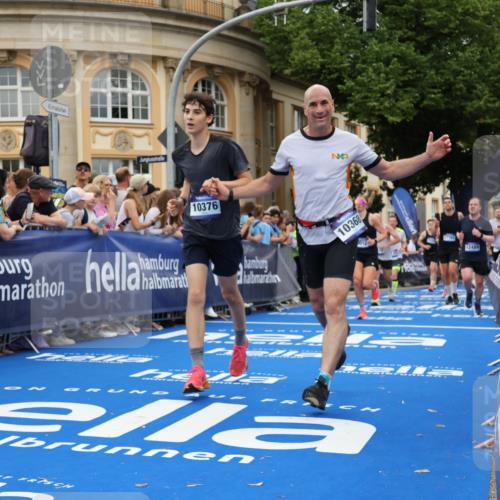 29.06.2025 - hella hamburg halbmarathon Strokosch-Dieckow http://msf.ph/oto/8304601 29.06.2025 10:54:38 Ziel 1125, 1496, 2474, 2561, 3310, 5259, 6587, 7478, 8449, 8798, 9012, 9227, 10040, 10368, 10376, 12186, 12489, 12607, 13147, 14239, 15389, 15408, 15584, 17231, 17765, 19000 meine-sportfotos.de