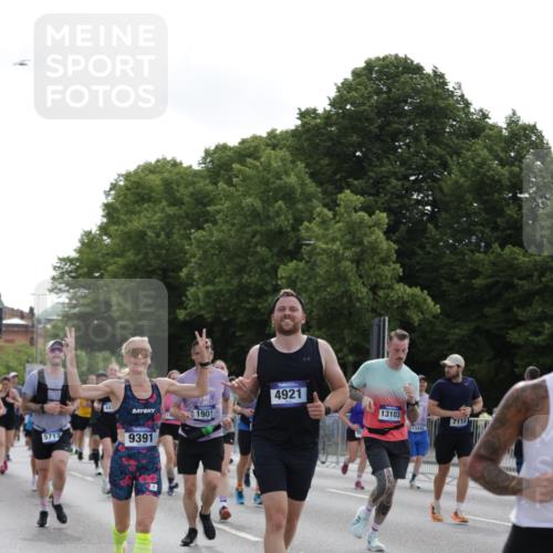 29.06.2025 - hella hamburg halbmarathon Jannik Wohlers http://msf.ph/oto/8304703 29.06.2025 10:37:40 Lombardsbrücke 1196, 1394, 1578, 1799, 1901, 1966, 1985, 2786, 3242, 3716, 3880, 4414, 4921, 5300, 5713, 6199, 6362, 6697, 7118, 7165, 7244, 7552, 7629, 7696, 7914, 8198, 8199, 8539, 8615, 8696, 9350, 9391, 10025, 11152, 11164, 11421, 11456, 11457, 11479, 11543, 12573, 12892, 12997, 13103, 13442, 14018, 14163, 15002, 15329, 15355, 15417, 15418, 15511, 15562, 15762, 16211, 16220, 16360, 16658, 16876, 17053, 17389, 18572, 18592, 18937 meine-sportfotos.de