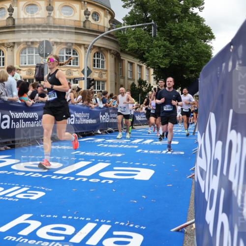 29.06.2025 - hella hamburg halbmarathon Strokosch-Dieckow http://msf.ph/oto/8304706 29.06.2025 10:54:40 Ziel 1125, 1496, 2029, 2561, 3310, 4231, 5259, 6587, 7478, 8449, 9012, 9227, 10040, 10044, 10368, 10376, 12186, 12489, 13147, 14239, 15389, 15408, 15584, 17231, 17765, 19000 meine-sportfotos.de