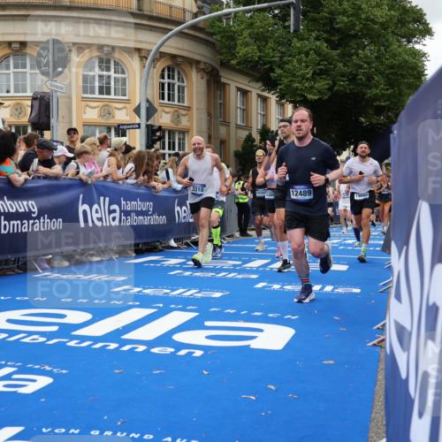 29.06.2025 - hella hamburg halbmarathon Strokosch-Dieckow http://msf.ph/oto/8304743 29.06.2025 10:54:40 Ziel 1125, 1496, 2029, 2561, 3310, 4231, 5259, 6587, 7478, 8449, 9012, 9227, 10040, 10044, 10368, 10376, 12186, 12489, 13147, 14239, 15389, 15408, 15584, 17231, 17765, 19000 meine-sportfotos.de