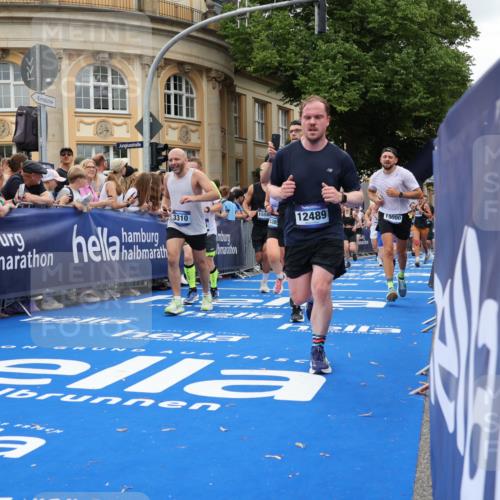 29.06.2025 - hella hamburg halbmarathon Strokosch-Dieckow http://msf.ph/oto/8304777 29.06.2025 10:54:40 Ziel 1125, 1496, 2029, 2561, 3310, 4231, 5259, 6587, 7478, 8449, 9012, 9227, 10040, 10044, 10368, 10376, 12186, 12489, 13147, 14239, 15389, 15408, 15584, 17231, 17765, 19000 meine-sportfotos.de