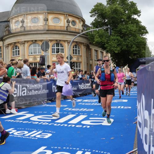 29.06.2025 - hella hamburg halbmarathon Strokosch-Dieckow http://msf.ph/oto/8304987 29.06.2025 10:55:26 Ziel 1130, 2252, 2771, 4189, 4951, 5287, 5319, 6591, 6938, 8487, 8573, 11554, 12526, 12544, 12584, 13234, 13236, 13267, 14036, 14592, 16213, 16334, 16609, 16985, 17603, 17940, 18290 meine-sportfotos.de