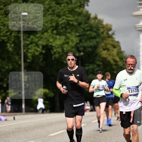 29.06.2025 - hella hamburg halbmarathon Dr. Thomas Lammeyer http://msf.ph/oto/8305036 29.06.2025 10:16:37 Kennedybrücke 1610, 1785, 2531, 2942, 3360, 3363, 4532, 5150, 6489, 7014, 7907, 8398, 8405, 8917, 9428, 9705, 10067, 10402, 10409, 11025 meine-sportfotos.de