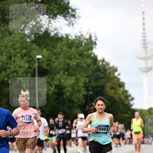 29.06.2025 - hella hamburg halbmarathon Dr. Thomas Lammeyer http://msf.ph/oto/8305069 29.06.2025 10:38:05 Kennedybrücke 1189, 1275, 1764, 1896, 2038, 2526, 2933, 3264, 3340, 3345, 3848, 4433, 4445, 4449, 4807, 4824, 4826, 5096, 5141, 5557, 5561, 5566, 5569, 5691, 5821, 5822, 5887, 6364, 6515, 6516, 6956, 7027, 7565, 7633, 7653, 7982, 8157, 8277, 8349, 8375, 8377, 8383, 8401, 8620, 9258, 9438, 9875, 9995, 10048, 10071, 10561, 10564, 10800, 11111, 11229, 11237, 11338 meine-sportfotos.de