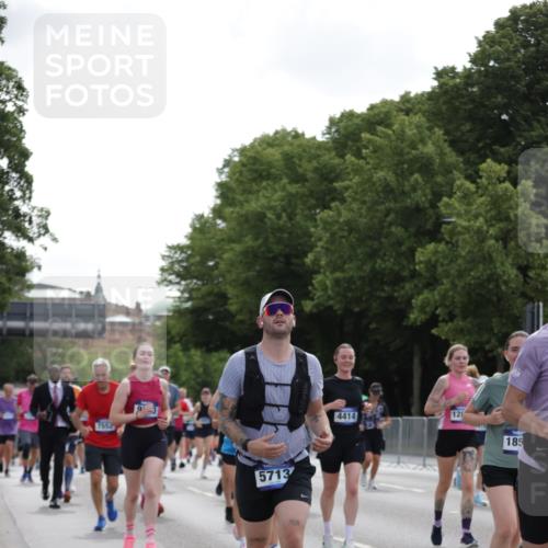29.06.2025 - hella hamburg halbmarathon Jannik Wohlers http://msf.ph/oto/8305082 29.06.2025 10:37:42 Lombardsbrücke 1196, 1394, 1578, 1742, 1901, 1966, 2786, 3242, 3716, 3880, 4414, 4921, 5300, 5713, 6199, 6200, 6362, 6697, 6930, 7118, 7165, 7244, 7552, 7629, 7696, 7914, 8198, 8199, 8539, 8615, 8696, 9350, 9391, 10025, 10584, 11152, 11164, 11421, 11456, 11457, 11479, 12573, 12892, 12997, 13103, 13442, 14016, 14163, 15002, 15329, 15355, 15417, 15562, 15762, 16211, 16220, 16360, 16658, 16876, 17053, 18572, 18592, 18937 meine-sportfotos.de