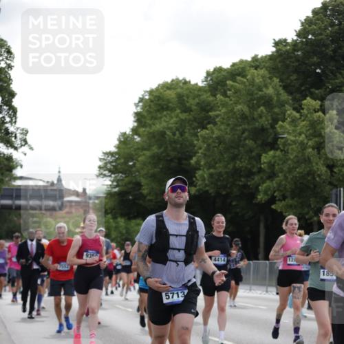 29.06.2025 - hella hamburg halbmarathon Jannik Wohlers http://msf.ph/oto/8305097 29.06.2025 10:37:42 Lombardsbrücke 1196, 1394, 1578, 1742, 1901, 1966, 2786, 3242, 3716, 3880, 4414, 4921, 5300, 5713, 6199, 6200, 6362, 6697, 6930, 7118, 7165, 7244, 7552, 7629, 7696, 7914, 8198, 8199, 8539, 8615, 8696, 9350, 9391, 10025, 10584, 11152, 11164, 11421, 11456, 11457, 11479, 12573, 12892, 12997, 13103, 13442, 14016, 14163, 15002, 15329, 15355, 15417, 15562, 15762, 16211, 16220, 16360, 16658, 16876, 17053, 18572, 18592, 18937 meine-sportfotos.de