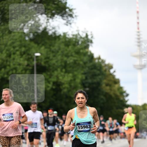 29.06.2025 - hella hamburg halbmarathon Dr. Thomas Lammeyer http://msf.ph/oto/8305129 29.06.2025 10:38:06 Kennedybrücke 1189, 1275, 1764, 1896, 2038, 2276, 2464, 2526, 2933, 3264, 3340, 3345, 3848, 4445, 4449, 4807, 4824, 4826, 5096, 5141, 5557, 5561, 5566, 5569, 5691, 5821, 5822, 5887, 6364, 6515, 6516, 6956, 7027, 7565, 7633, 7653, 7982, 8157, 8277, 8349, 8375, 8377, 8383, 8401, 8620, 9258, 9438, 9875, 9995, 10048, 10071, 10561, 10564, 10800, 11111, 11229, 11237, 11338 meine-sportfotos.de