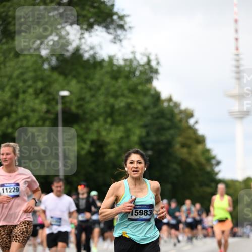 29.06.2025 - hella hamburg halbmarathon Dr. Thomas Lammeyer http://msf.ph/oto/8305139 29.06.2025 10:38:06 Kennedybrücke 1189, 1275, 1764, 1896, 2038, 2276, 2464, 2526, 2933, 3264, 3340, 3345, 3848, 4445, 4449, 4807, 4824, 4826, 5096, 5141, 5557, 5561, 5566, 5569, 5691, 5821, 5822, 5887, 6364, 6515, 6516, 6956, 7027, 7565, 7633, 7653, 7982, 8157, 8277, 8349, 8375, 8377, 8383, 8401, 8620, 9258, 9438, 9875, 9995, 10048, 10071, 10561, 10564, 10800, 11111, 11229, 11237, 11338 meine-sportfotos.de