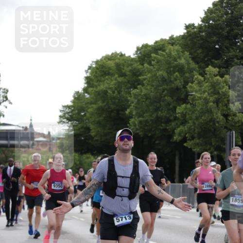 29.06.2025 - hella hamburg halbmarathon Jannik Wohlers http://msf.ph/oto/8305160 29.06.2025 10:37:42 Lombardsbrücke 1196, 1394, 1578, 1742, 1901, 1966, 2786, 3242, 3716, 3880, 4414, 4921, 5300, 5713, 6199, 6200, 6362, 6697, 6930, 7118, 7165, 7244, 7552, 7629, 7696, 7914, 8198, 8199, 8539, 8615, 8696, 9350, 9391, 10025, 10584, 11152, 11164, 11421, 11456, 11457, 11479, 12573, 12892, 12997, 13103, 13442, 14016, 14163, 15002, 15329, 15355, 15417, 15562, 15762, 16211, 16220, 16360, 16658, 16876, 17053, 18572, 18592, 18937 meine-sportfotos.de