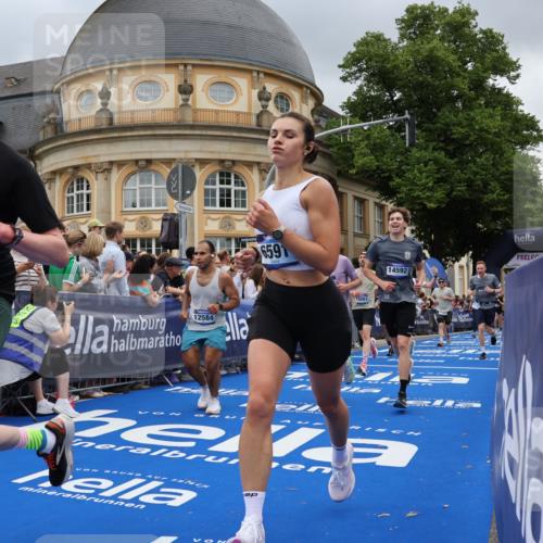 29.06.2025 - hella hamburg halbmarathon Strokosch-Dieckow http://msf.ph/oto/8305203 29.06.2025 10:55:32 Ziel 1120, 2252, 2771, 2955, 2982, 3037, 4897, 4951, 5319, 6591, 8573, 11039, 11554, 11568, 12196, 12515, 12544, 12584, 13234, 13267, 14036, 14592, 15896, 16110, 16213, 16334, 16609, 17615, 18064 meine-sportfotos.de