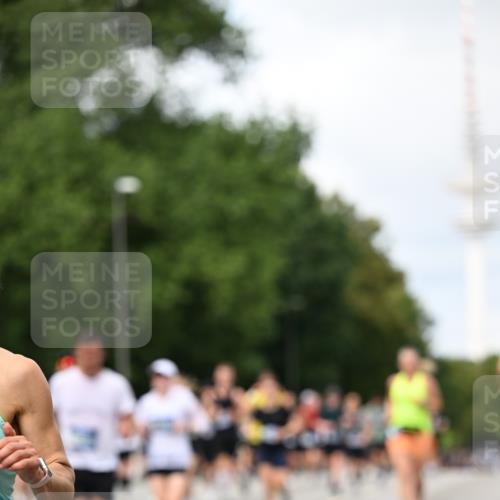 29.06.2025 - hella hamburg halbmarathon Dr. Thomas Lammeyer http://msf.ph/oto/8305425 29.06.2025 10:38:07 Kennedybrücke 1189, 1275, 1764, 1896, 2038, 2276, 2464, 2526, 2933, 3264, 3340, 3345, 3848, 4445, 4807, 4824, 4826, 5096, 5141, 5557, 5561, 5566, 5569, 5691, 5821, 5822, 5887, 6364, 6515, 6516, 6574, 6956, 7027, 7565, 7633, 7653, 7982, 8157, 8277, 8282, 8349, 8375, 8377, 8383, 8401, 8620, 9258, 9438, 9875, 9995, 10007, 10048, 10071, 10561, 10564, 10800, 11111, 11229, 11237, 11338 meine-sportfotos.de