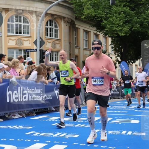 29.06.2025 - hella hamburg halbmarathon Strokosch-Dieckow http://msf.ph/oto/8305705 29.06.2025 10:55:46 Ziel 1143, 1179, 1834, 2612, 3256, 3668, 4772, 4897, 5021, 6569, 6924, 7221, 7976, 8255, 8618, 10212, 12483, 12858, 13474, 14365, 14909, 16401, 16434, 16786, 18125, 18190, 18867, 19047 meine-sportfotos.de