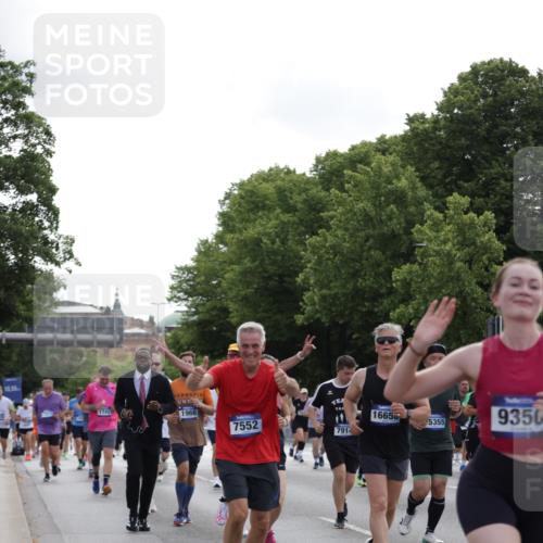 29.06.2025 - hella hamburg halbmarathon Jannik Wohlers http://msf.ph/oto/8305723 29.06.2025 10:37:45 Lombardsbrücke 1196, 1394, 1457, 1596, 1742, 1901, 1966, 2498, 2786, 3242, 3716, 3880, 4414, 4921, 5300, 5713, 6199, 6200, 6697, 6751, 6930, 7118, 7165, 7552, 7629, 7914, 8198, 8199, 8539, 8615, 8696, 9350, 9391, 10025, 10584, 11152, 11421, 11479, 11812, 12573, 12675, 12892, 12997, 13103, 13442, 14016, 14163, 14406, 15329, 15355, 15417, 15562, 15762, 16061, 16211, 16220, 16465, 16658, 16876, 16942, 17053, 18572, 18592, 18937 meine-sportfotos.de