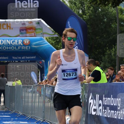 29.06.2025 - hella hamburg halbmarathon Strokosch-Dieckow http://msf.ph/oto/8305752 29.06.2025 10:15:31 Ziel 12673 meine-sportfotos.de
