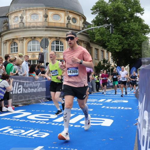 29.06.2025 - hella hamburg halbmarathon Strokosch-Dieckow http://msf.ph/oto/8305757 29.06.2025 10:55:47 Ziel 1143, 1179, 1834, 2612, 3256, 3668, 4772, 5021, 6569, 6924, 7221, 7976, 8255, 8618, 8968, 9246, 10212, 12483, 12858, 13474, 14365, 14909, 16401, 16434, 16786, 18125, 18190, 18867, 19047 meine-sportfotos.de