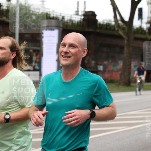 29.06.2025 - hella hamburg halbmarathon Yannick Fuchs http://msf.ph/oto/8305796 29.06.2025 10:50:16 20KM 1877, 2083, 2378, 2741, 3042, 3048, 4152, 4594, 4813, 5287, 5465, 5570, 5721, 5744, 6759, 7037, 7547, 7646, 8311, 8330, 8968, 8996, 9246, 9622, 9884, 9903, 10084, 10093, 10665, 11143, 11554, 11638, 11870, 12590, 12858, 13691, 14588, 14867, 15134, 15407, 16008, 16009, 16043, 16121, 16620, 16625, 16679, 17268, 17468, 17660, 17993, 18117, 18531, 18634, 18867, 18966 meine-sportfotos.de